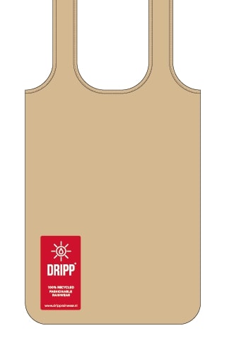 Beige rugzak, trekkoordsluiting en rood Dripp-logo. Opbergtas voor regenponcho of regenbroek, gemaakt van gerecycled materiaal.