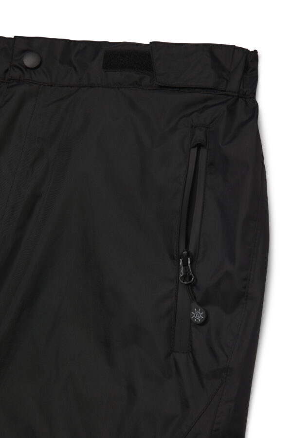 Zwarte regenbroek met rode waterdichte ritsen en zak met ritssluiting. Praktische en stijlvolle regenkleding voor fietsen, wandelen en dagelijks gebruik.