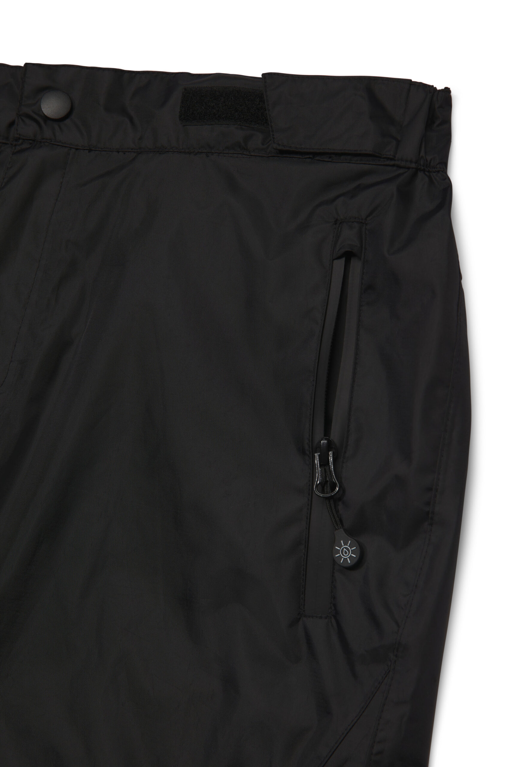 Zwarte regenbroek met rode waterdichte ritsen en zak met ritssluiting. Praktische en stijlvolle regenkleding voor fietsen, wandelen en dagelijks gebruik.