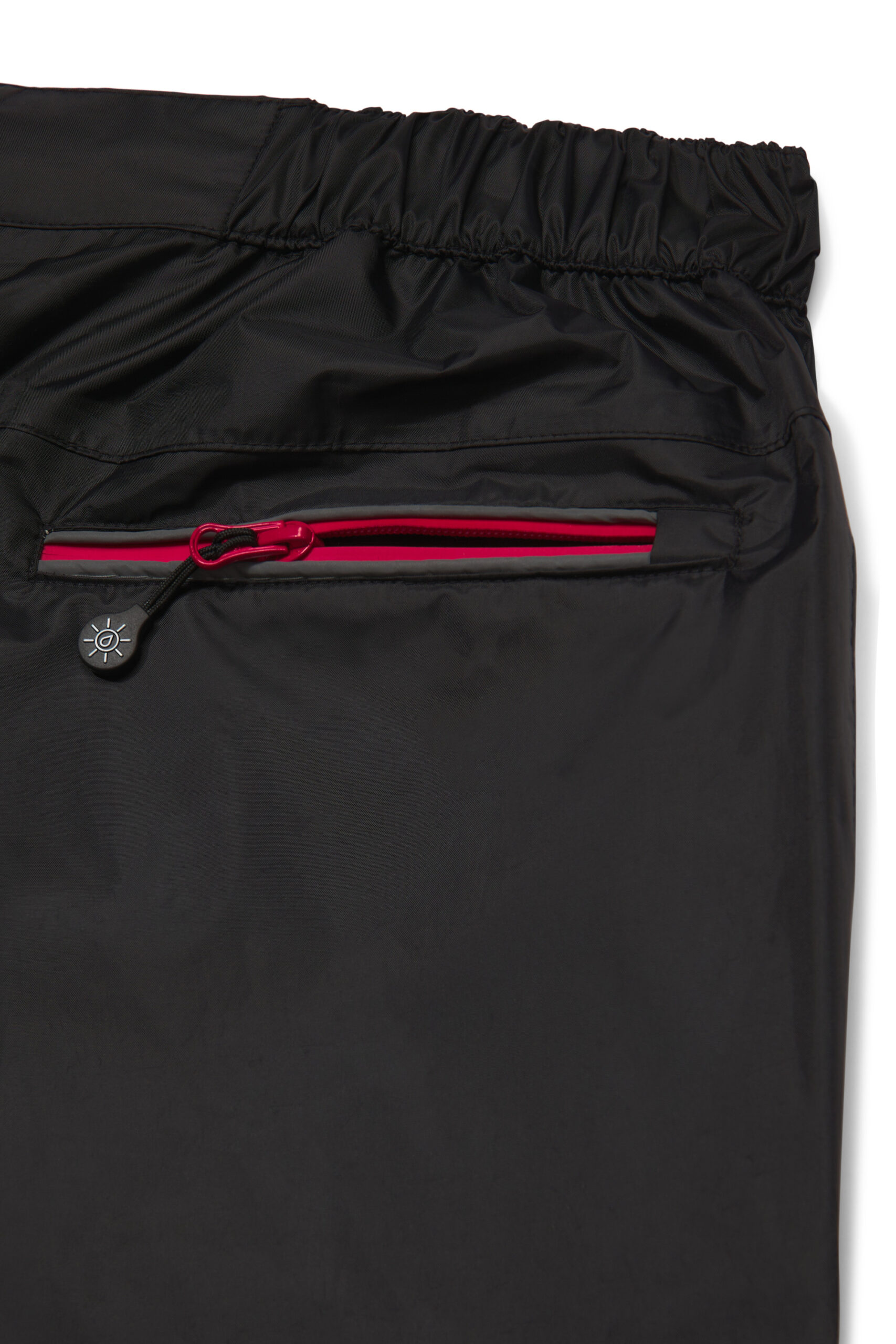 Zwarte regenbroek met rode waterdichte ritsen en zak met ritssluiting. Praktische en stijlvolle regenkleding voor fietsen, wandelen en dagelijks gebruik.