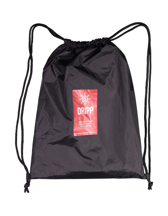 Zwarte lichtgewicht rugzak met trekkoordsluiting en rood Dripp-logo. Handige opbergtas voor regenponcho of regenbroek, gemaakt van gerecycled materiaal.