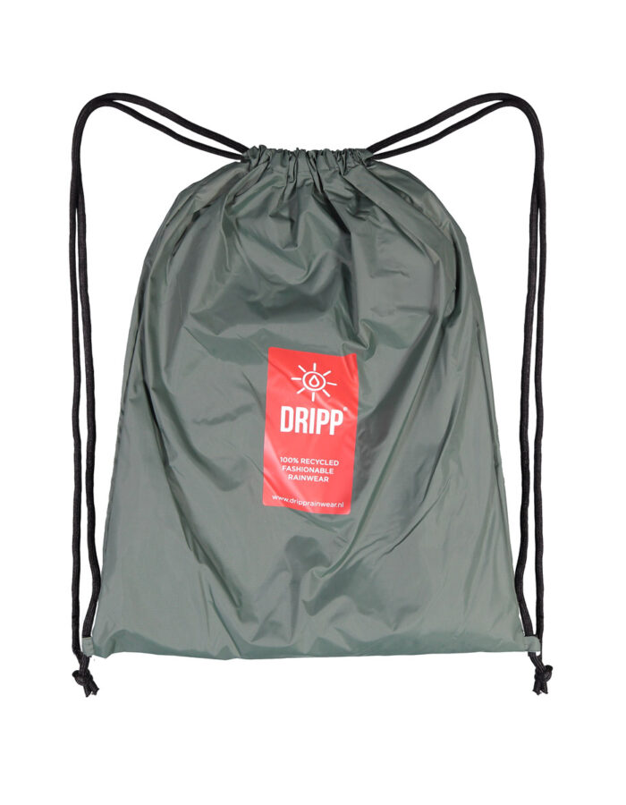 Groene lichtgewicht rugzak met trekkoordsluiting en rood Dripp-logo. Handige opbergtas voor regenponcho of regenbroek, gemaakt van gerecycled materiaal.