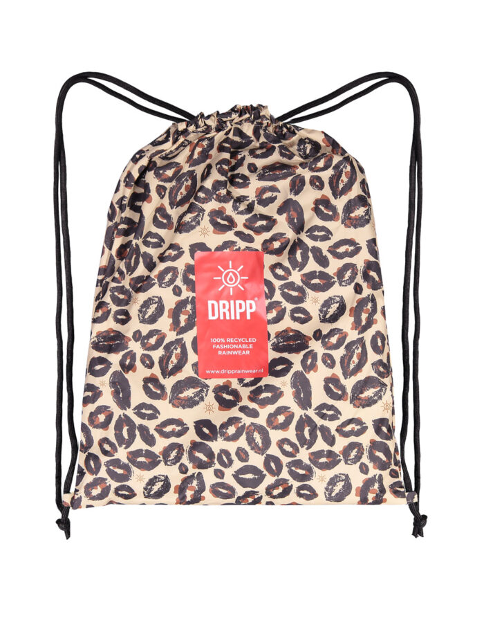 Beige rugzak met zwarte en bruine leopard kiss print, trekkoordsluiting en rood Dripp-logo. Opbergtas voor regenponcho of regenbroek, gemaakt van gerecycled materiaal.