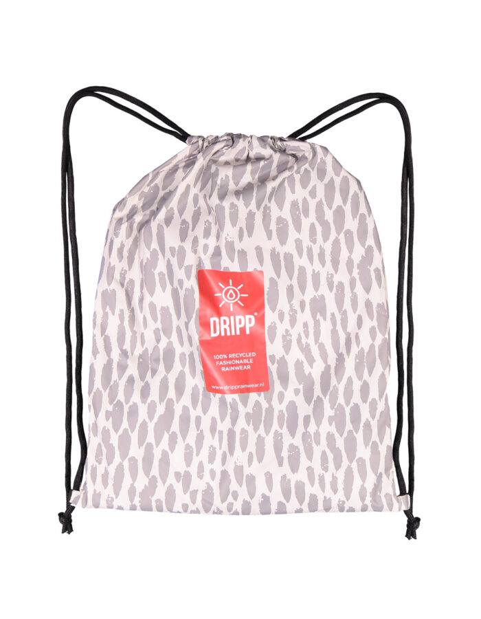Lichtgrijze rugzak met raindrops patroon, trekkoordsluiting en rood Dripp-logo. Handige opbergtas voor regenponcho of regenbroek, gemaakt van gerecycled materiaal.